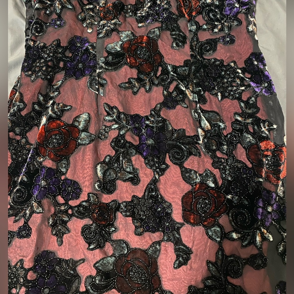 Vintage mandarin collar evening gown with floral embroidery. - Picture 2 of 4